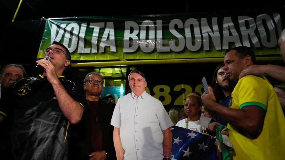 Bolsonaros Sohn Flavio trat bei einer Mahnwache vor dem Haus seines Vaters auf.