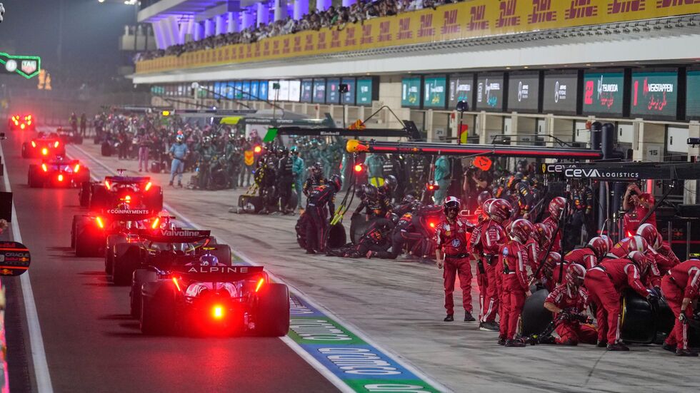 Nur McLaren verzichtete auf einen Reifenwechsel während einer Safety-Car-Phase. Nur McLaren verzichtete auf einen Reifenwechsel während einer Safety-Car-Phase.