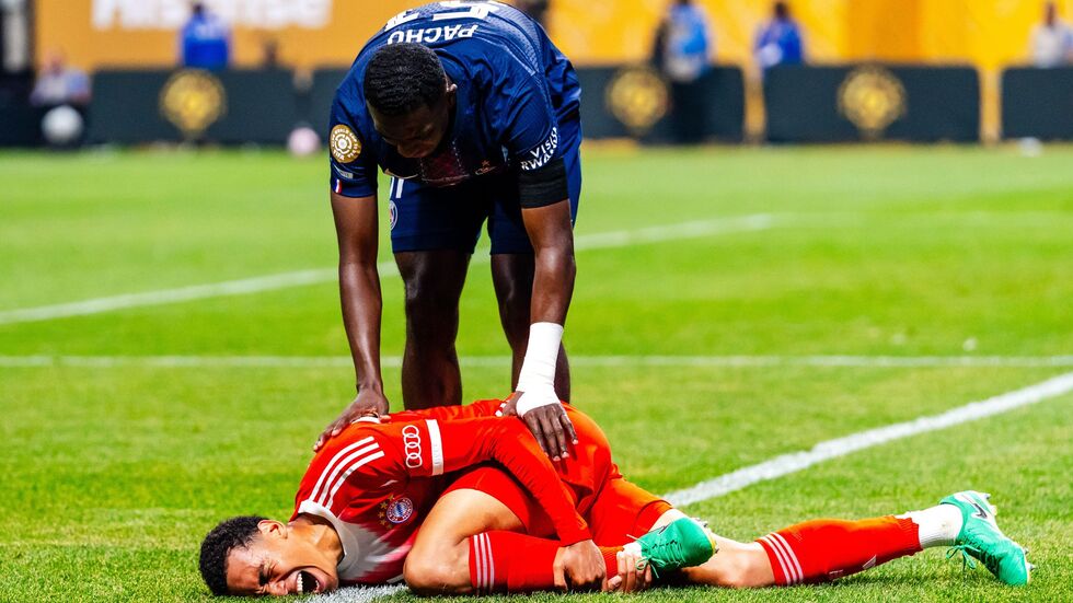 Der Schockmoment: Jamal Musiala liegt im Viertelfinalspiel gegen PSG bei der Club-WM in Atlanta verletzt am Boden. (Archivbild)