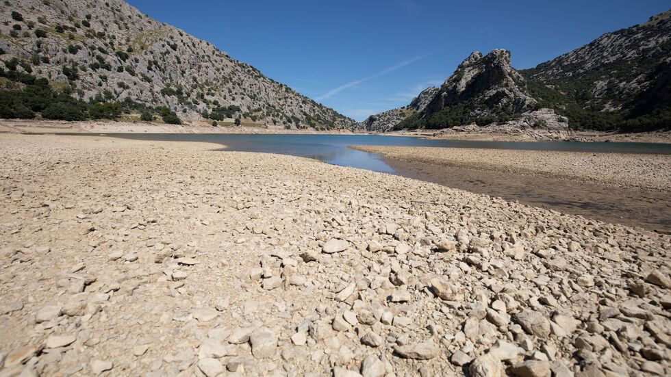 Dürren nehmen mit zunehmender Erderwärmung ebenfalls häufiger. Dürren nehmen mit zunehmender Erderwärmung ebenfalls häufiger.