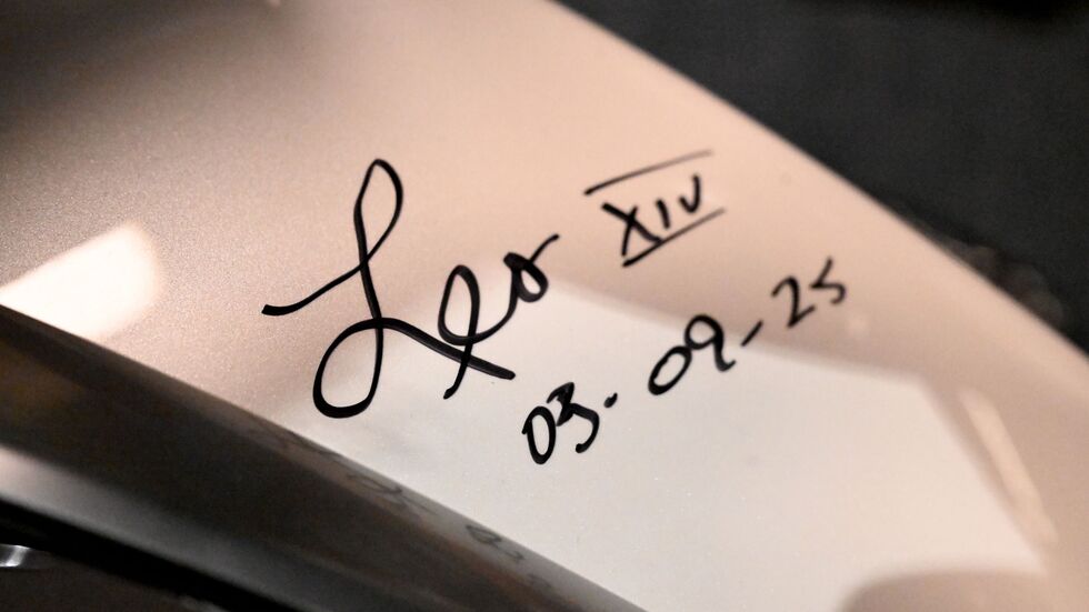 Der neue Papst hinterließ auf dem Motorrad seine Signatur. (Archivbild)