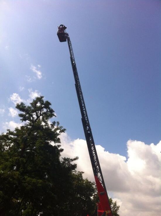 Die Feuer&shy;wehr bietet an der Staats&shy;kanzlei die Möglich&shy;keit, aus 30 Metern Höhe aufs Festge&shy;lände zu blicken.