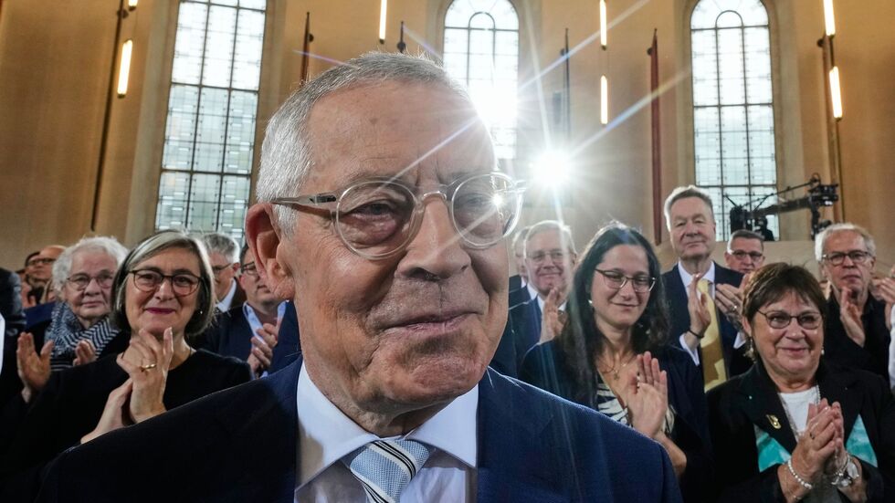 Mehr als 700 Menschen nehmen am Festakt teil.