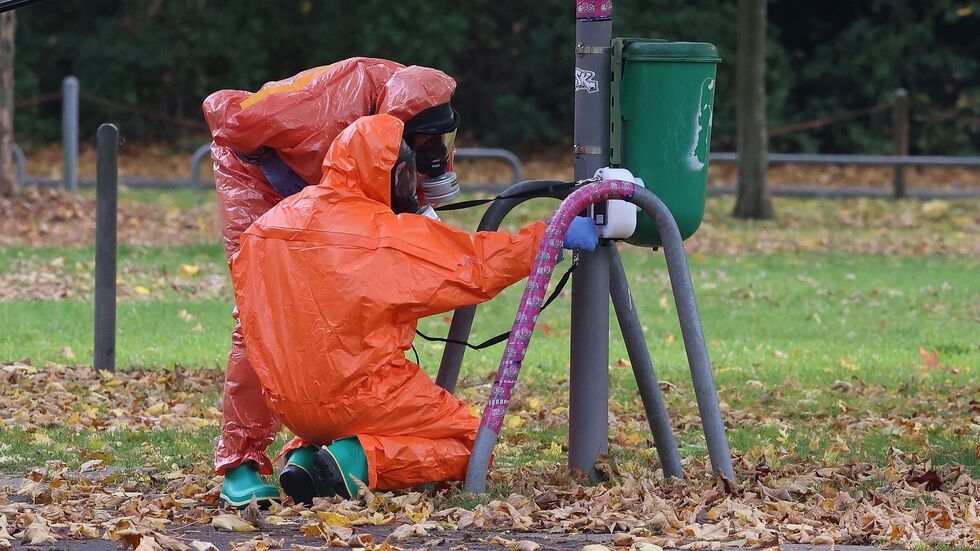 Feuerwehrleute überprüfen eine Mülltonne. Feuerwehrleute überprüfen eine Mülltonne.