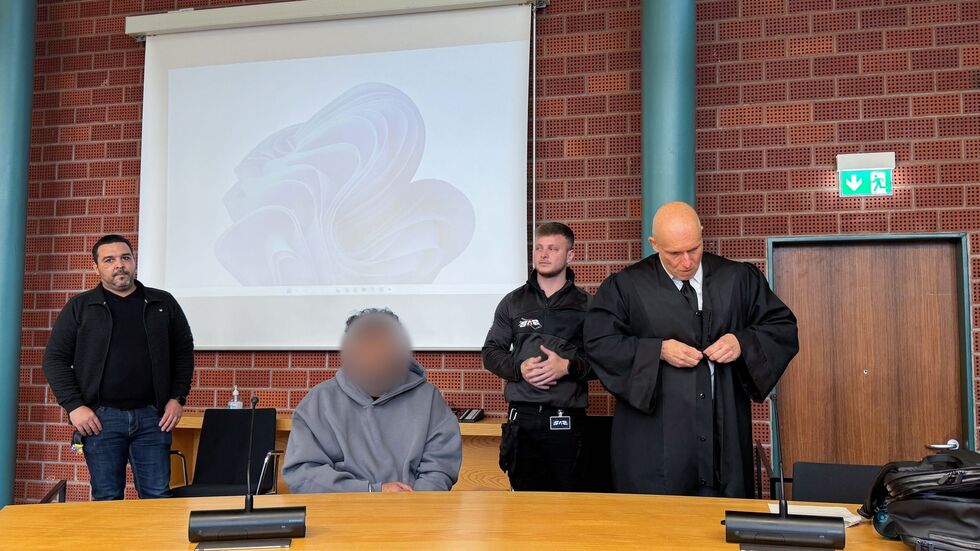 Dem angeklagten 50-Jährigen wird Mord aus niedrigen Beweggründen vorgeworfen.