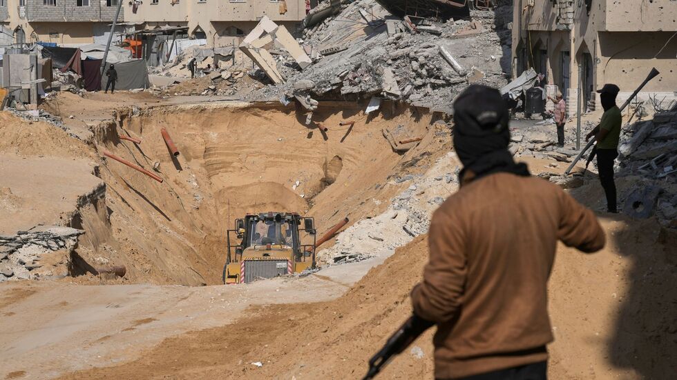 Mitglieder der islamistischen Hamas suchen nach Leichen israelischer Geiseln. 