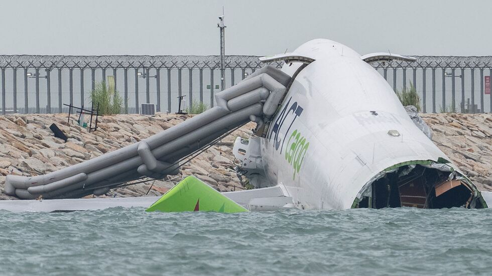 Die Maschine kam aus Dubai. Die Maschine kam aus Dubai.