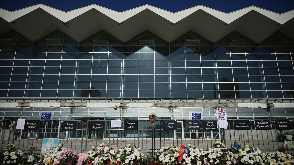 Vor dem Bahnhof, wo sich die Tragödie ereignete, legten Bürger und Studierende Kränze und Blumen für die 16 Opfer nieder. 