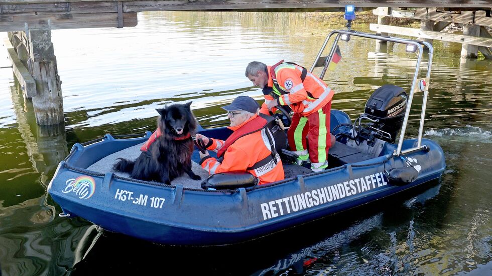 Spürhunde haben laut Polizei auf dem Inselsee am Stadtrand von Güstrow angeschlagen. Am Dienstagmorgen sollen Taucher in dem Bereich zum Einsatz kommen.