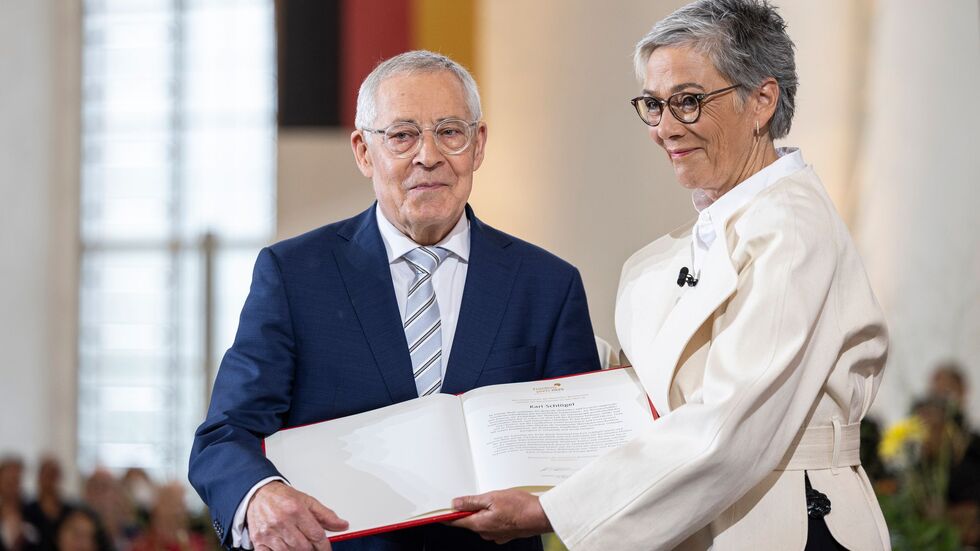 Karin Schmidt-Friderichs, Vorsteherin des Börsenvereins des Deutschen Buchhandels, übergibt Karl Schlögel den Friedenspreis des Deutschen Buchhandels.