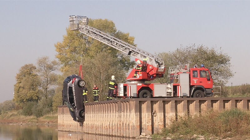 Das Flucht&shy;auto versenkten die Räuber in Radebeul in der Elbe. (Foto: Blaulicht&shy;mel&shy;dung Mittel&shy;deutsch&shy;land)