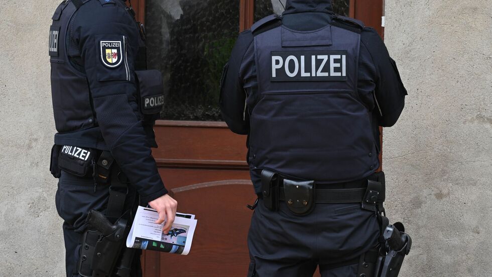 Dabei gehen Einsatzkräfte auch von Haustür zu Haustür.