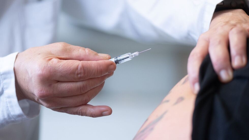 In Sachsen wurden vier Prozent der mutmaßlichen Corona-Impfschäden anerkannt (Symbolbild). In Sachsen wurden vier Prozent der mutmaßlichen Corona-Impfschäden anerkannt (Symbolbild).