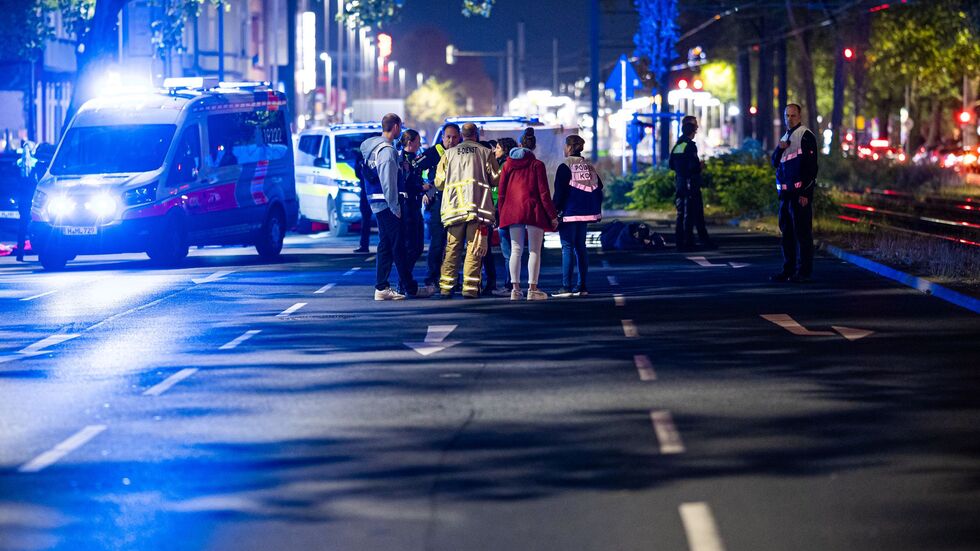 Einsatzkräfte versorgen mehrere Menschen nach einer Schießerei in Hannover. Einsatzkräfte versorgen mehrere Menschen nach einer Schießerei in Hannover.