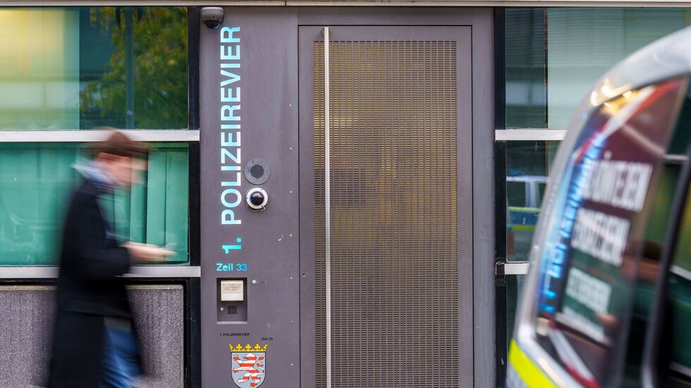 Der Verdacht gefährde das Ansehen der Polizei, sagt der Frankfurter Polizeipräsident.