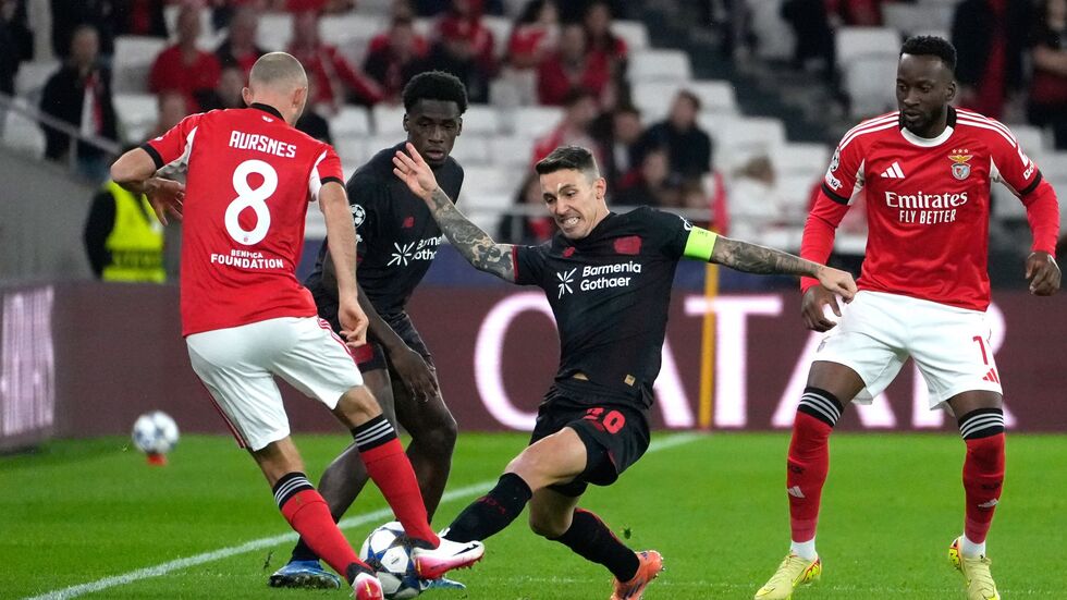 Alejandro Grimaldo (Mitte) lieferte sich ein umkämpftes Duell mit seinem Ex-Club Benfica. 