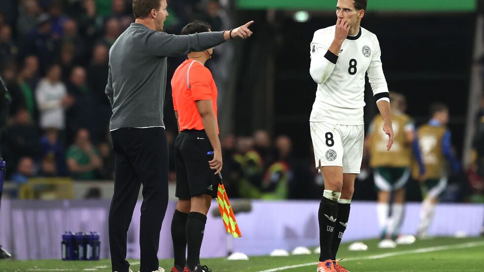 Julian Nagelsmann hat seine Jacke abgelegt und gibt Anweisungen. Julian Nagelsmann hat seine Jacke abgelegt und gibt Anweisungen.
