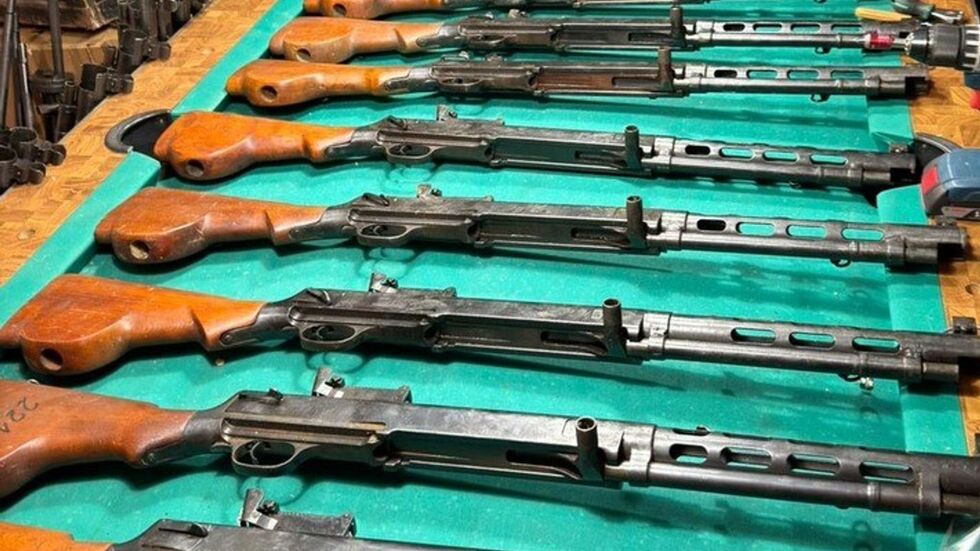 Maschinengewehre wurden sichergestellt. 