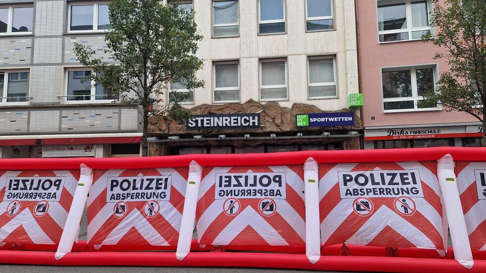 Bei Schüssen in einem Wettbüro in der Innenstadt von Gießen sind drei Menschen verletzt worden. Bei Schüssen in einem Wettbüro in der Innenstadt von Gießen sind drei Menschen verletzt worden.