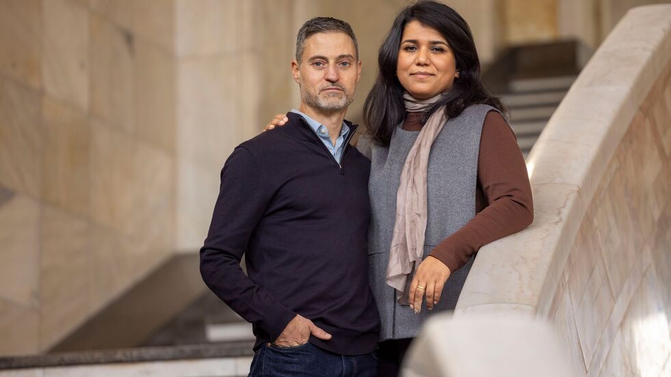 Saba-Nur Cheema und Meron Mendel sind ein außergewöhnliches Ehepaar: Sie, eine Politologin und Expertin für Antisemitismus und Islamfeindlichkeit, ist Muslimin mit pakistanischen Wurzeln. Er, Professor und Direktor der Bildungsstätte Anne Frank in Frankfurt am Main, ist ein in Tel Aviv geborener Jude. Saba-Nur Cheema und Meron Mendel sind ein außergewöhnliches Ehepaar: Sie, eine Politologin und Expertin für Antisemitismus und Islamfeindlichkeit, ist Muslimin mit pakistanischen Wurzeln. Er, Professor und Direktor der Bildungsstätte Anne Frank in Frankfurt am Main, ist ein in Tel Aviv geborener Jude.