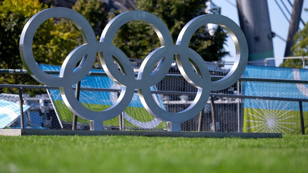 Die olympischen Ringe sind im Olympiapark aufgebaut. (Archivfoto)
