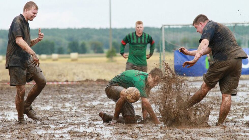 Nichts für Weich­eier... bei der Deutschen Meister­schaft im Matsch­fuß­ball gehts schmutzig zu! (Foto: Stephan Guth)