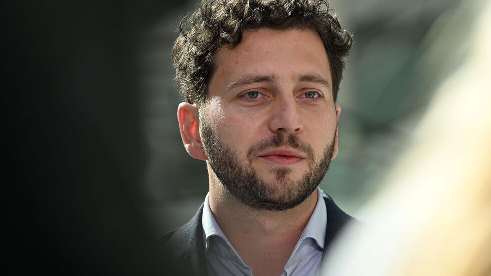 Die Aussagen des Kanzlers seien ihm zu pauschal, sagt der Co-Vorsitzende der Grünen, Felix Banaszak. (Archivbild) Die Aussagen des Kanzlers seien ihm zu pauschal, sagt der Co-Vorsitzende der Grünen, Felix Banaszak. (Archivbild)