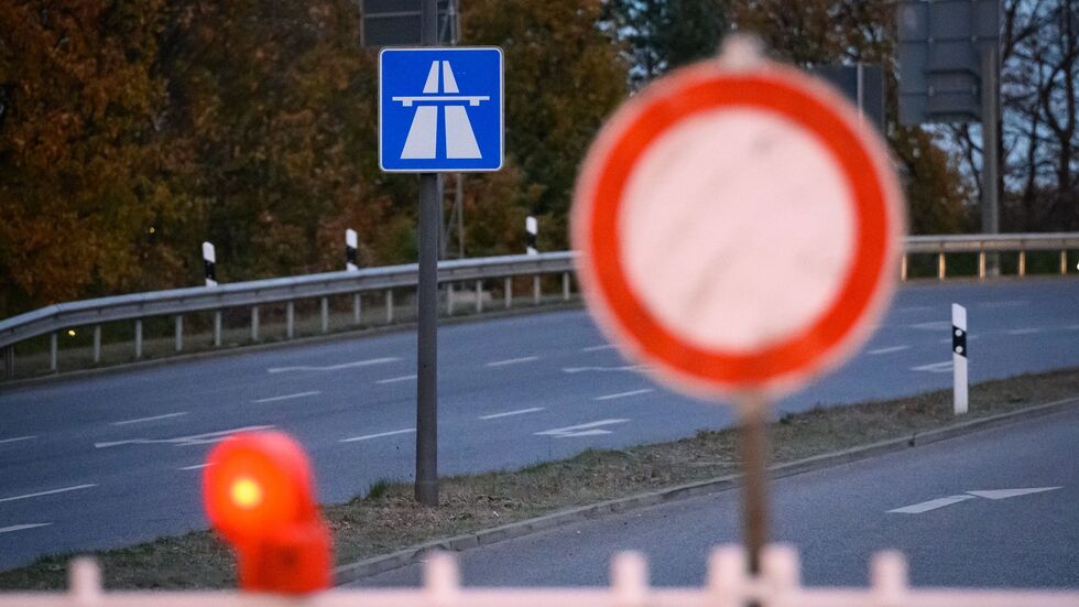 Arbeiten an einer neuen Fahrbahn sowie das Anbringen neuer Schilder sorgen auf der A17 für Behinderungen. (Symbolbild)