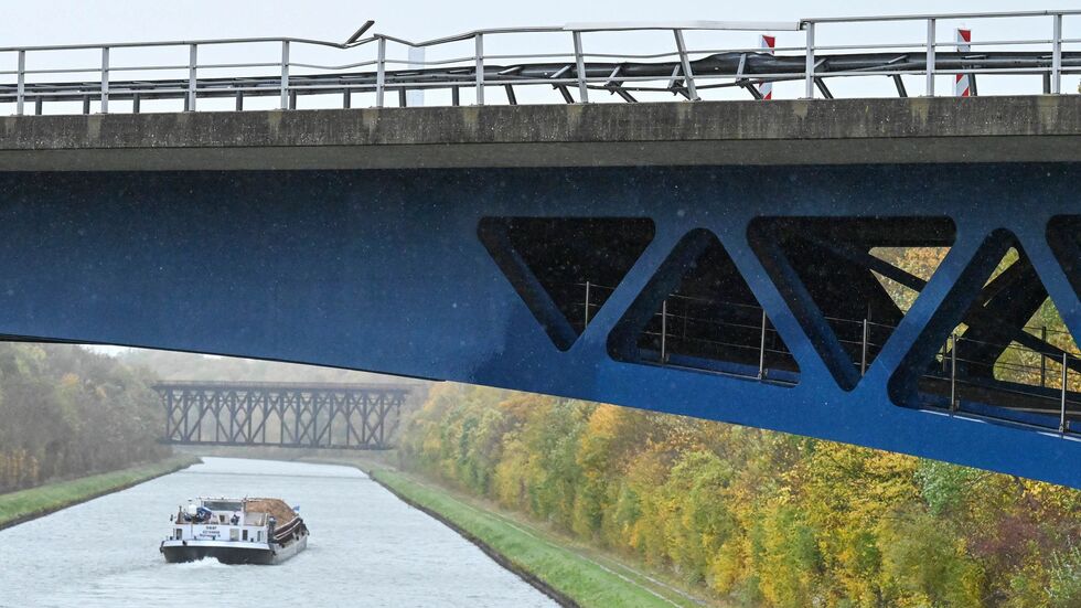 Die Polizei ermittelt die Hintergründe des Unfalls an der Brücke.