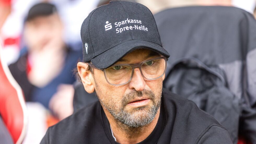 Fand deutliche Worte zum Rassismusvorfall in München: Energie-Trainer Claus-Dieter Wollitz. (Archivbild)