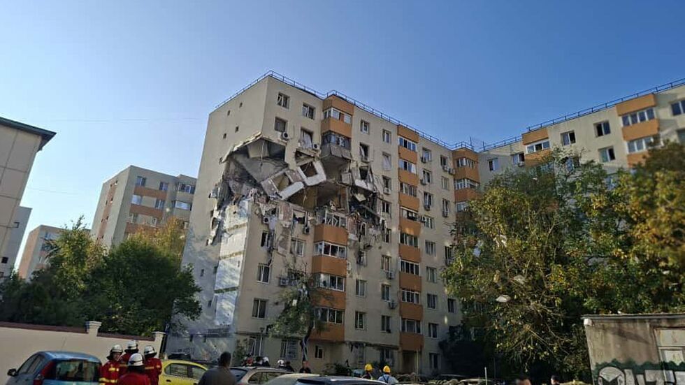 Das Haus droht einzustürzen, mehr Opfer werden befürchtet.