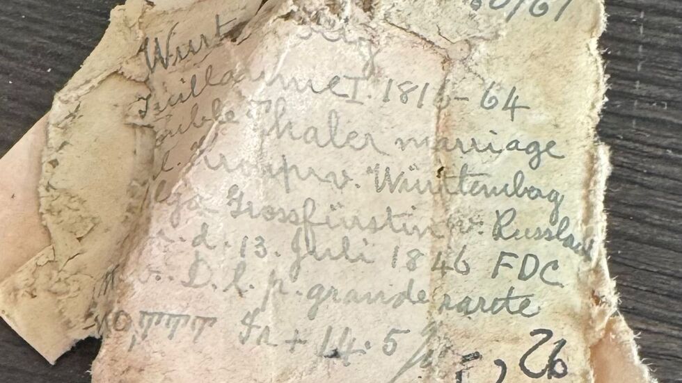 Die durch Wassereintritt teils vergammelten Münztütchen, die jahrzehntelang vergraben waren. Die durch Wassereintritt teils vergammelten Münztütchen, die jahrzehntelang vergraben waren.