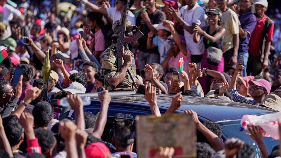 Demonstranten bejubeln Angehörige des Militärs auf Madagaskar, als diese den Sturz des Präsidenten ankündigen.