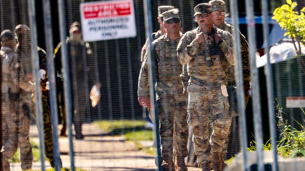 Bevor ein Gericht Trumps Pläne durchkreuzte, waren Nationalgardisten bereits an einer Einrichtung der Einwanderungsbehörde ICE in einem Vorort Chicagos zu sehen. (Archivbild) Bevor ein Gericht Trumps Pläne durchkreuzte, waren Nationalgardisten bereits an einer Einrichtung der Einwanderungsbehörde ICE in einem Vorort Chicagos zu sehen. (Archivbild)