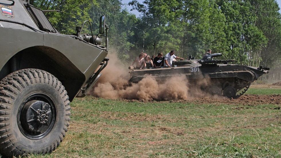 Die Veran­stalter hatten auch Panzer­fahren im Angebot. Die Veranstalter hatten auch Panzerfahren im Angebot.