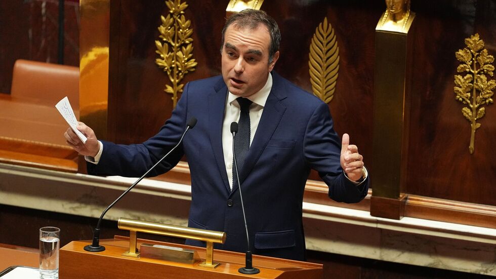 Lecornu hatte ein Aussetzen der umstrittenen Rentenreform von Präsident Emmanuel Macron angekündigt und sich mit diesem Zugeständnis an die Opposition die Unterstützung der Sozialisten gesichert. 