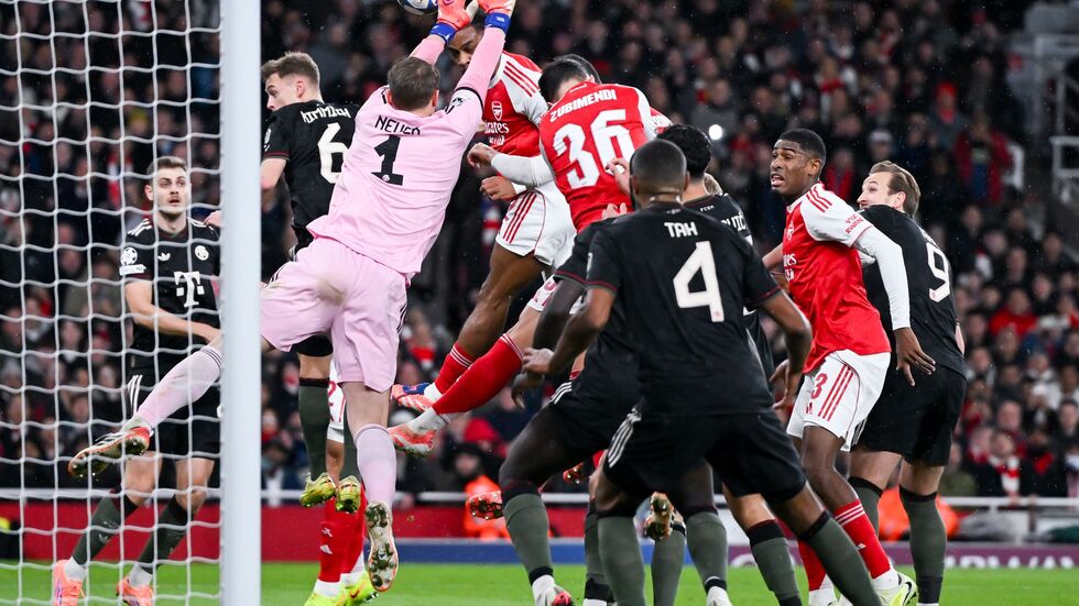 Manuel Neuer (l) sah bei zwei Gegentreffern gegen Arsenal nicht gut aus.