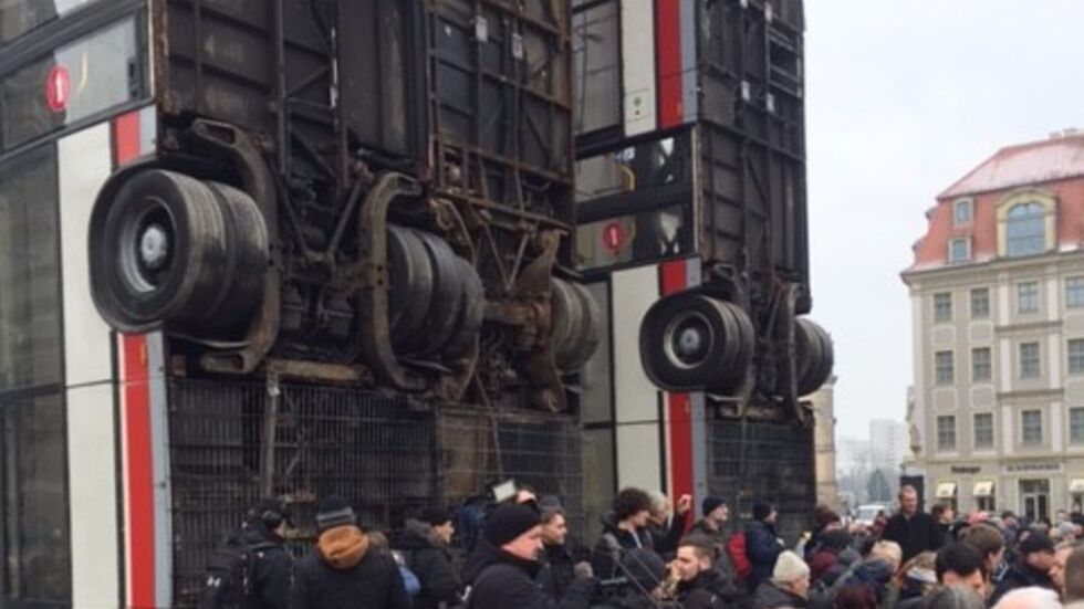 Proteste bei Kunst­werk-Eröff­nung.