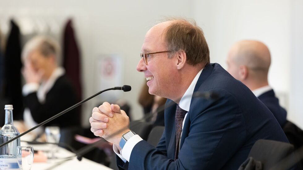 Am Nachmittag trat der Kanzleramtschef von Schröders Nachfolgerin Angela Merkel, Helge Braun, in den Zeugenstand des Untersuchungsausschusses.