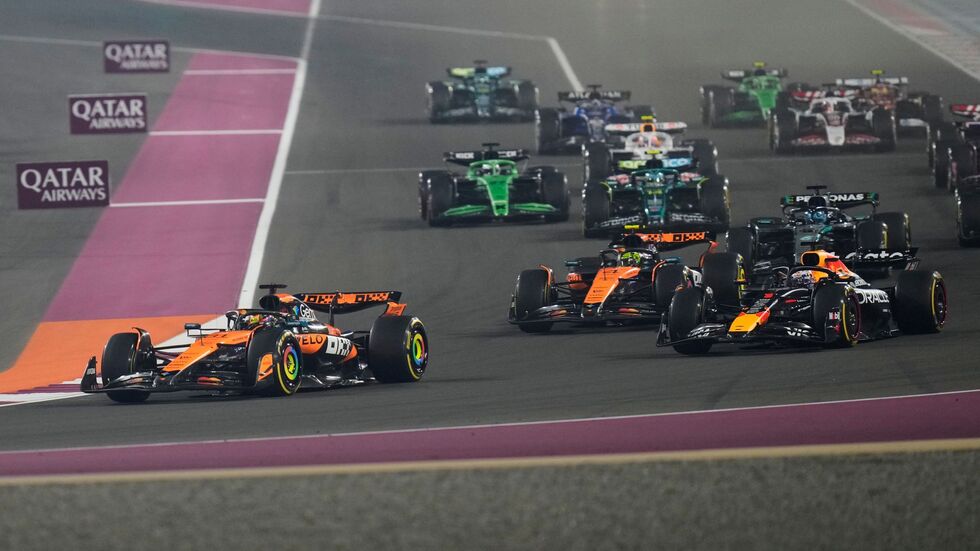 Hinter Polesetter Oscar Piastri schnappt sich Max Verstappen nach wenigen 100 Metern WM-Spitzenreiter Lando Norris. Hinter Polesetter Oscar Piastri schnappt sich Max Verstappen nach wenigen 100 Metern WM-Spitzenreiter Lando Norris.