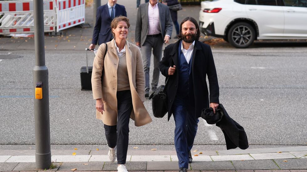 Unternehmerin Block (links) und ihr Verteidiger Bott (rechts) laufen zum Landgericht. Unternehmerin Block (links) und ihr Verteidiger Bott (rechts) laufen zum Landgericht.