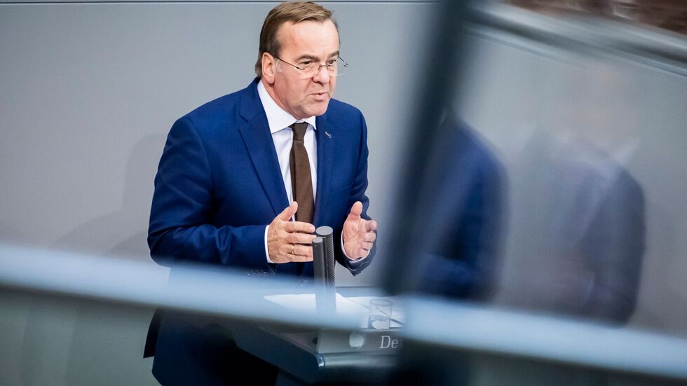 Bundesverteidigungsminister Boris Pistorius (SPD) wirbt im Bundestag für sein Wehrdienstmodell, zeigt sich aber offen für Kompromissvorschläge. Bundesverteidigungsminister Boris Pistorius (SPD) wirbt im Bundestag für sein Wehrdienstmodell, zeigt sich aber offen für Kompromissvorschläge.