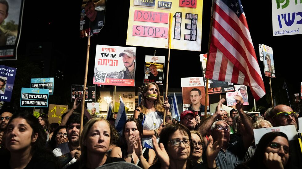 In Israel fordern Zehntausende Menschen die Rückgabe der restlichen toten Geiseln der Hamas.  In Israel fordern Zehntausende Menschen die Rückgabe der restlichen toten Geiseln der Hamas.