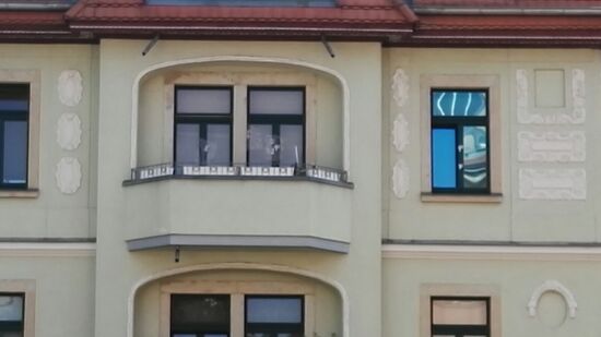 Auf der Emil-Ueberall-Straße hat ein Unbekannter mit einem Luftge&shy;wehr auf ein Wohnhaus geschossen. (Fotos: Blaulicht&shy;mel&shy;dung Mittel&shy;deutsch&shy;land)