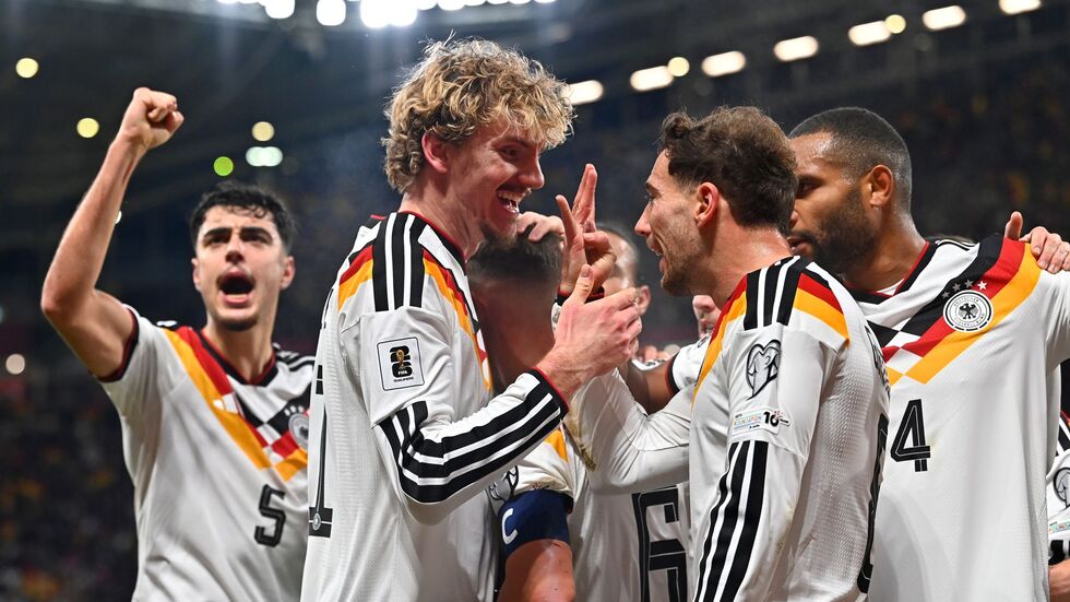 Nick Woltemade (2. v.l.) bejubelt den nächsten Treffer mit seinen Kollegen. 