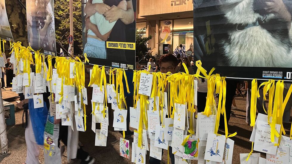 Briefe von Bürgern an die Geiseln hängen auf dem Platz der Geiseln. Briefe von Bürgern an die Geiseln hängen auf dem Platz der Geiseln.