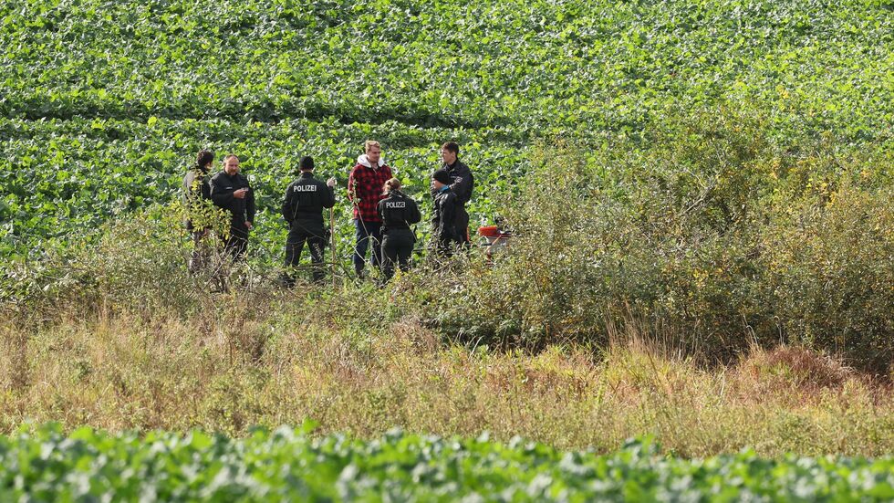 Am Freitag kehrte die Polizei erneut zum Fundort zurück, nachdem sie zuvor schon abgezogen war. Am Freitag kehrte die Polizei erneut zum Fundort zurück, nachdem sie zuvor schon abgezogen war.