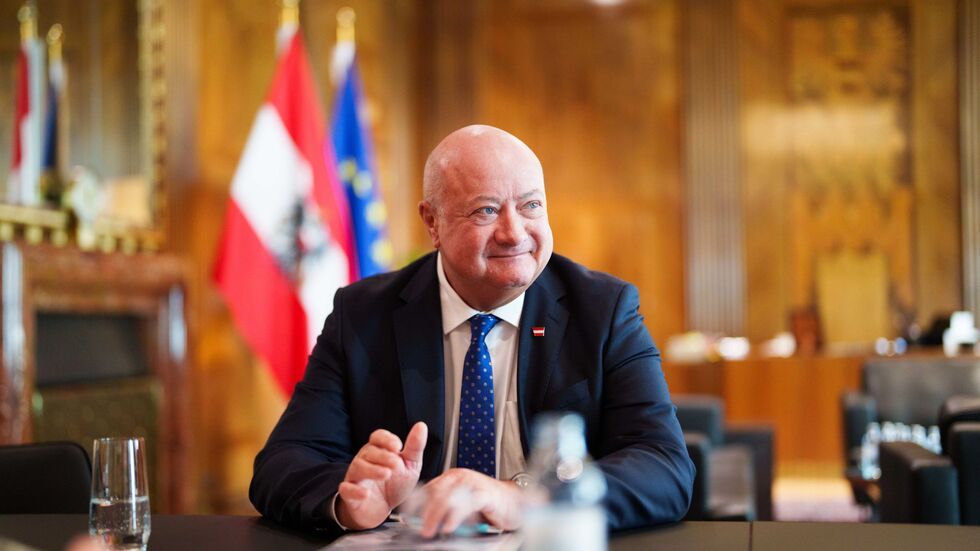 In Österreich streitet die Dreier-Koalition trotz aller großen inhaltlichen Unterschiede - zumindest bisher - kaum. In Österreich streitet die Dreier-Koalition trotz aller großen inhaltlichen Unterschiede - zumindest bisher - kaum.