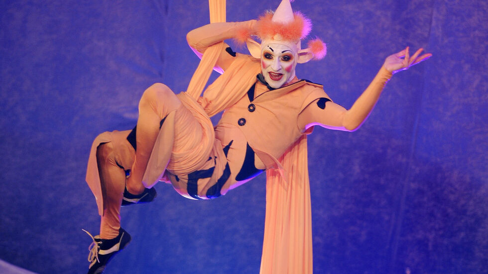 Der südafri­ka­ni­sche Verwand­lungs­künstler Yello ist wieder Teil des Sarra­sani Ensem­bles. Er begeis­tert mit seinem artis­ti­schen und komödi­an­ti­schem Talent. (Foto: Jörn Haufe)