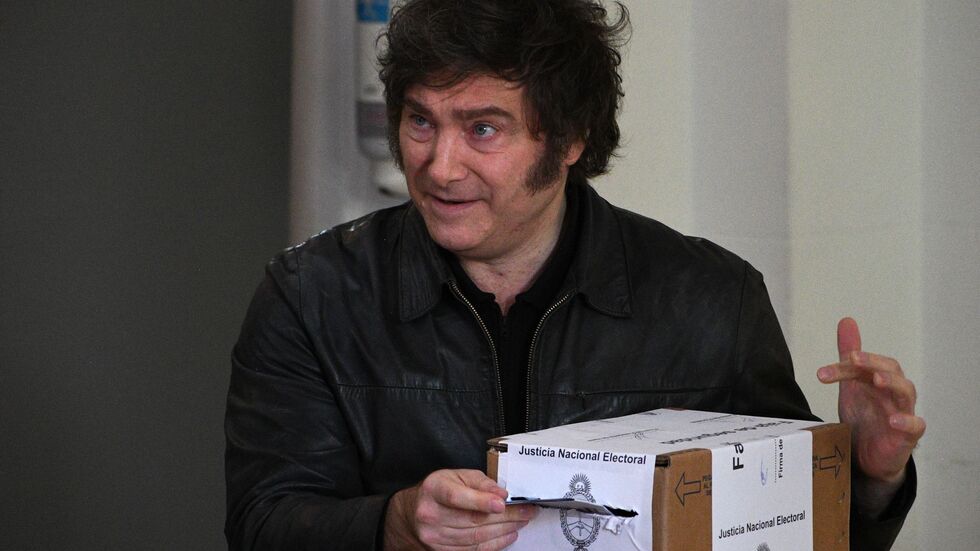 Argentiniens ultraliberaler Präsident Milei gibt seine Stimme bei den Zwischenwahlen ab.